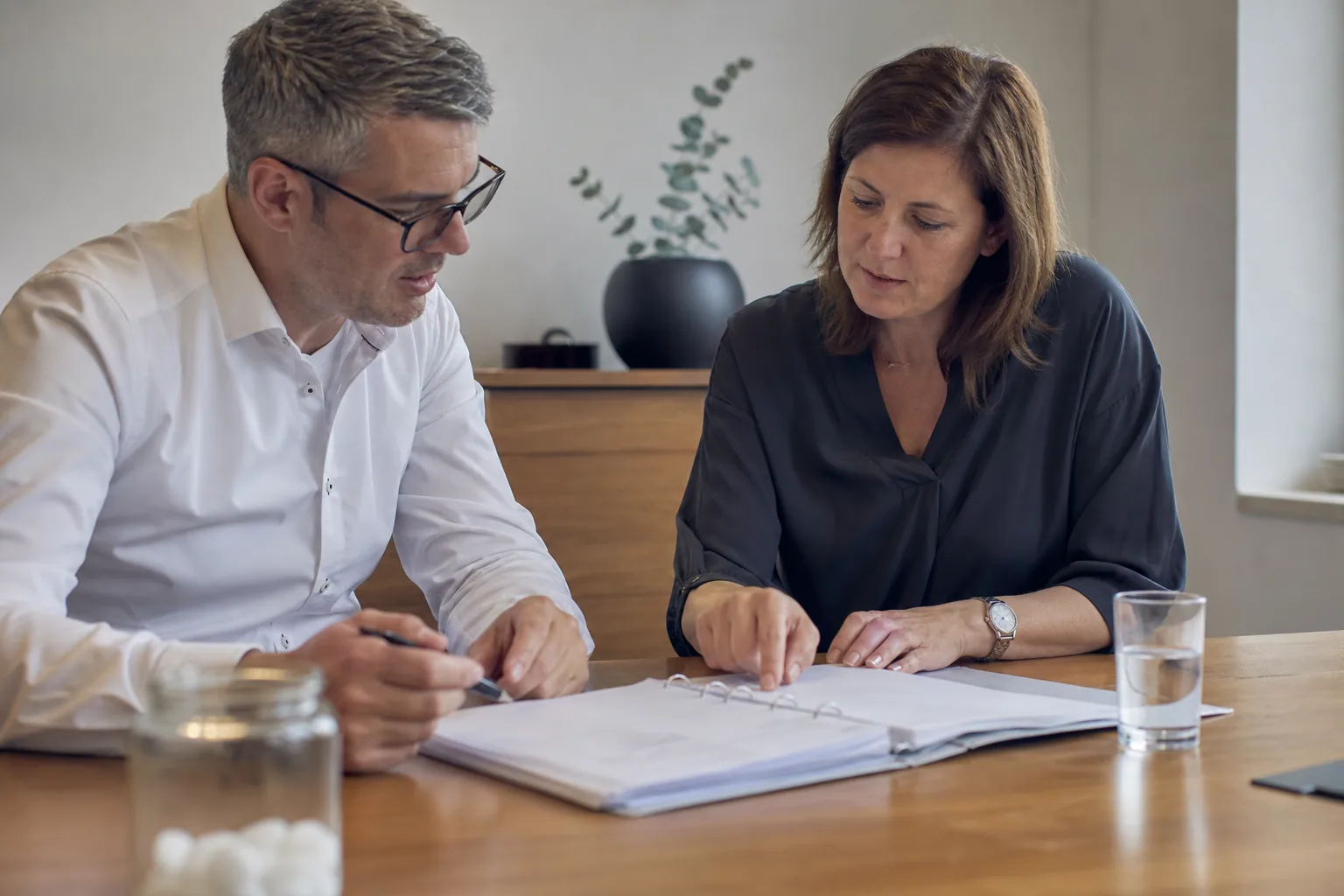 Datenschutzbeauftragter und Praxismanagerin prüfen eingesetzte Systeme